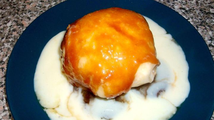 Selbstgemachte Dampfnudel mit Vanilleso&szlig;e und Karamellkruste. Das Karamell war richtig sch&ouml;n knackig und die Dampfnudel fluffig.