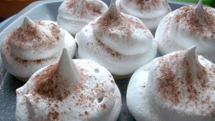 Hier meine leckeren Baiser Busserl &ndash; in der Mitte befindet sich gef&uuml;llte Weihnachtsschokolade und au&szlig;en Kakao-Glitzerpuder.