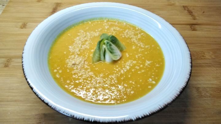 Gem&uuml;se-Creme-Suppe mit gemahlenen, ger&ouml;steten Erdn&uuml;ssen als Topping.