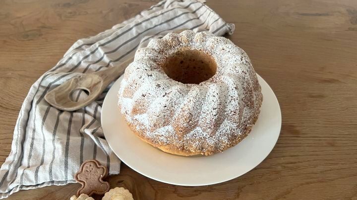 Pl&auml;tzchen-Reste-Kuchen: Saftiger Gugelhupf mit Puderzucker &ndash; so verwertest Du &uuml;brig gebliebene Kekse im Kuchenrezept.