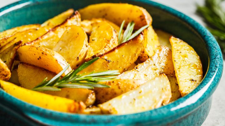 So gelingen Dir einfache Steakhouse-Fries mit Schale: goldbraune Kartoffelspalten aus dem Ofen.