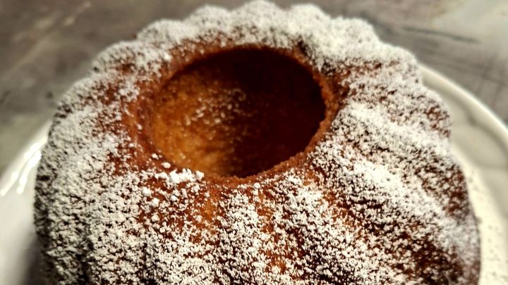Eierlik&ouml;r-Gugelhupf: Saftiger Gugelhupf mit Puderzuckerhaube &ndash; so kommt er nach dem Rezept perfekt auf den Teller.