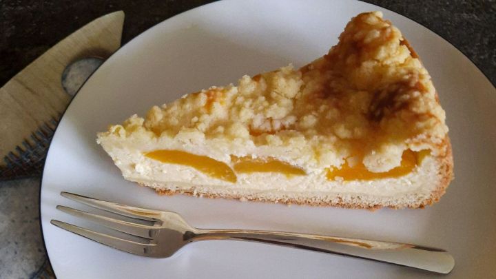 Ob es bei einem St&uuml;ck bleibt? Das ist hier die Frage, denn diese Quark-Streusel-Torte schmeckt unvergleichlich.