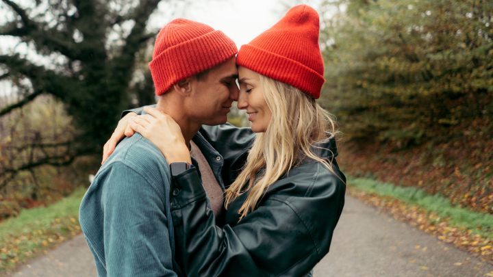 Kreative Date-Ideen (nicht nur) am Valentinstag: Ein Spaziergang zu zweit, warm eingepackt, bringt N&auml;he und gute Gespr&auml;che.