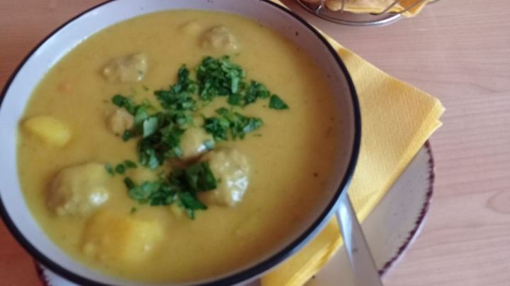 Diese Kartoffelsuppe mit Hackb&auml;llchen und Wursteinlage bekommt durch das Currypulver einen besonders w&uuml;rzigen Geschmack.
