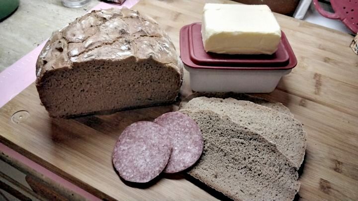 Ein Brot mit Weizen-, Roggen- und Dinkelmehl. Eigentlich geht dieses Brot relativ schnell und hat einen guten Geschmack.