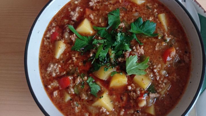 Puszta-Topf mit Hackfleisch und Speckw&uuml;rfeln ist ein super Gericht f&uuml;r den Winter. Dazu gibt es frische Br&ouml;tchen.