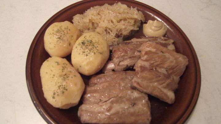 Gekochte Sch&auml;lrippchen: zarte Fleischst&uuml;cke mit Salzkartoffeln, Sauerkraut und Senf.