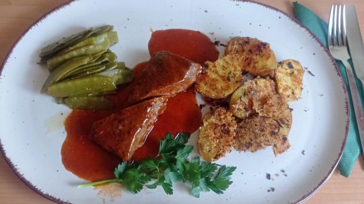 Angerichtet wird je ein Lammr&uuml;cken-St&uuml;ck mit etwas Jus, einigen Parmesam-Kartoffeln und den in Butter geschwenkten Zuckererbsen.