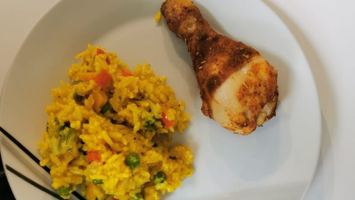 Unser orientalisches Reisgericht mit Gem&uuml;se und dem scharfen Huhn auf dem Teller. Dazu Salat mit Salatdressing aus restlichem Dip.