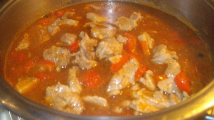 Spanferkelgulasch  "deftig"  mit Paprika