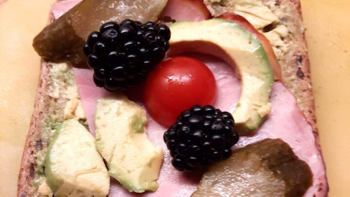 Avocadotoast mit Brombeeren: eine Kombination, die f&uuml;r einen leckeren herzhaft-fruchtigen Snack sorgt.