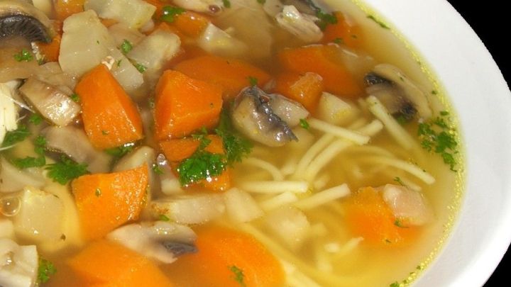 Sonntags-H&uuml;hnersuppe (Ros&oacute;l)