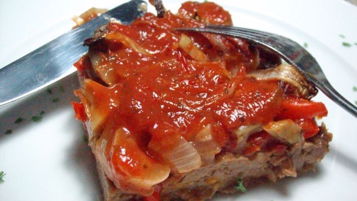 Hackfleischpizza vom Blech mit Zigeunerso&szlig;e