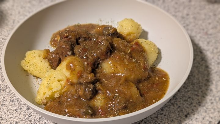 Rinderbeinscheibengulasch aus dem Multikocher: Hier mein angerichteter Teller. Ich habe es mit selbstgemachten Kn&ouml;deln serviert.