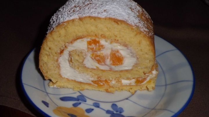 Sahne-Schmand-Biskuitrolle