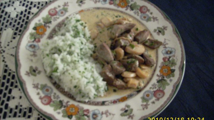 Gefl&uuml;gelleber in Sahneso&szlig;e mit Reis