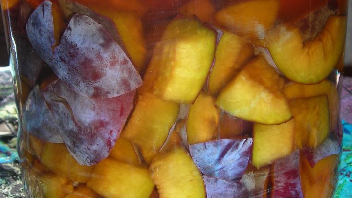 Selbstgemachter Pflaumenschnaps