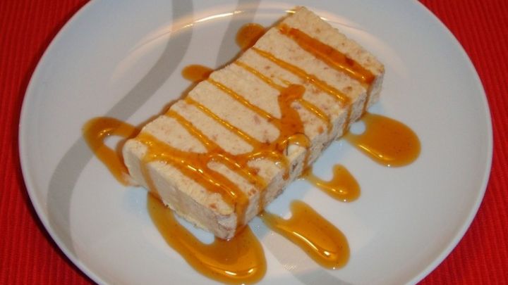 Cantuccini-Parfait mit Zimtsirup