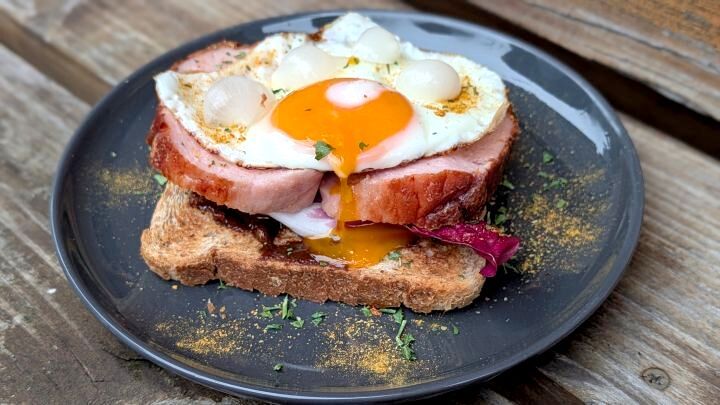 Hier seht ihr mein fertig angerichtetes Leberk&auml;se-Toast mit Spiegelei. War sehr lecker und wird es bestimmt nochmal geben.