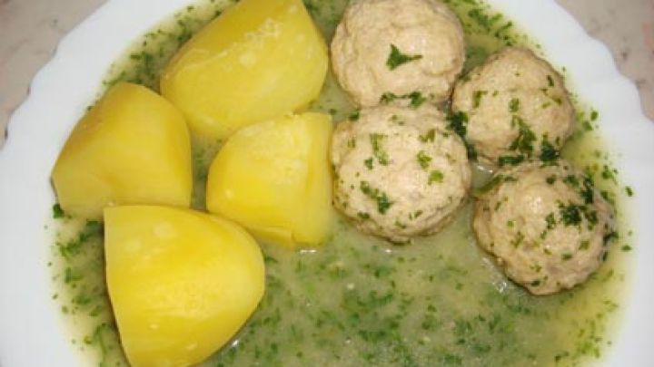 Petersilienso&szlig;e und Kochklopse