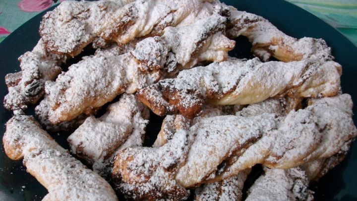 Bl&auml;tterteig-Walnuss-Schrauben mit Rumrosinen, super schnelles Rezept und sehr lecker.