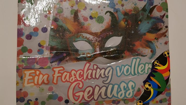 Postkarte aus verschiedenen karnevalistischen Zeitungs- und Werbeausschnitten zusammengestellt.