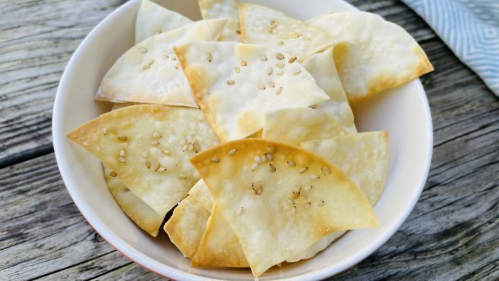 Selbstgemachte Gyoza-Chips aus &uuml;briggebliebenen Gyoza-Teigbl&auml;ttern.