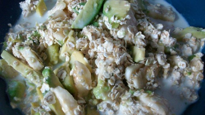 Ich liebe dieses einfache und schnelle Haferflockenm&uuml;sli mit Sahne und Milch &ndash; ideales Fr&uuml;hst&uuml;cksm&uuml;sli!