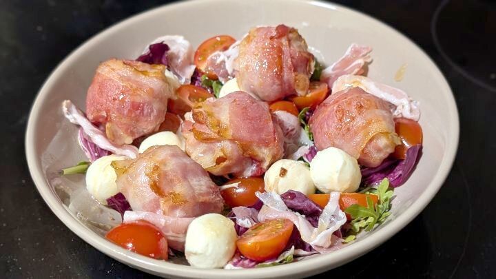 Knusprige Bacon-Mozzarellab&auml;llchen aus der Hei&szlig;luftfritteuse: im Salat mit Tomaten und Mini-Mozzarella f&uuml;r Deinen n&auml;chsten Snack