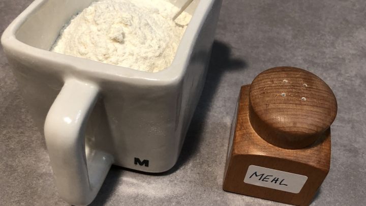 Um Lebensmittel mit Mehl zu best&auml;uben gibt es einen einfachen Trick: das Mehl in einen Salzstreuer f&uuml;llen.