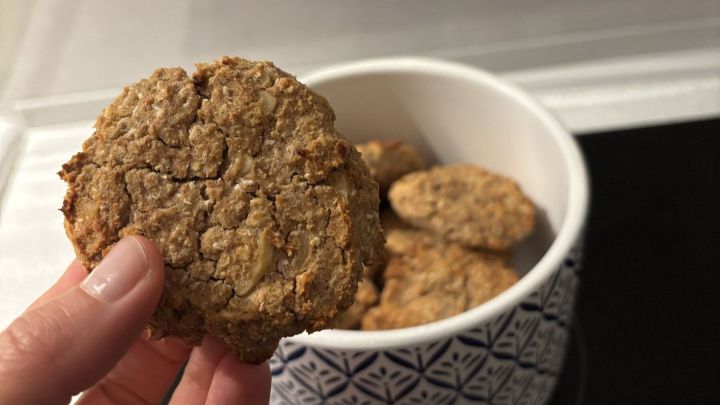 Diese Cookies mit Haferflocken, Erdnuss & Kokos sind nicht nur total lecker, sondern auch proteinreich.