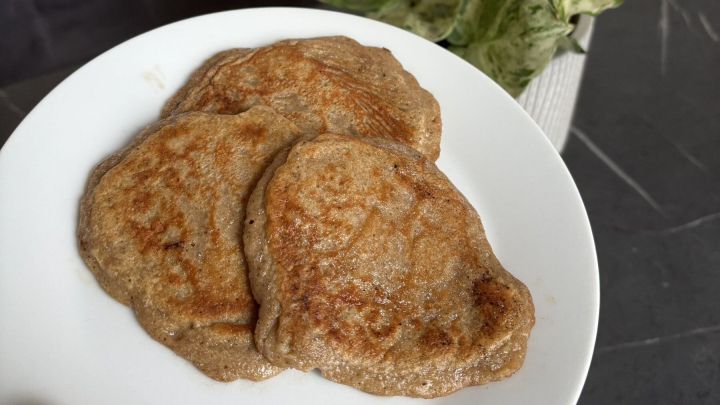 Die Buchweizen-Bananen-Pancakes schmecken hervorragend mit etwas Ahornsirup oder Honig, ein paar Beeren und N&uuml;ssen. 