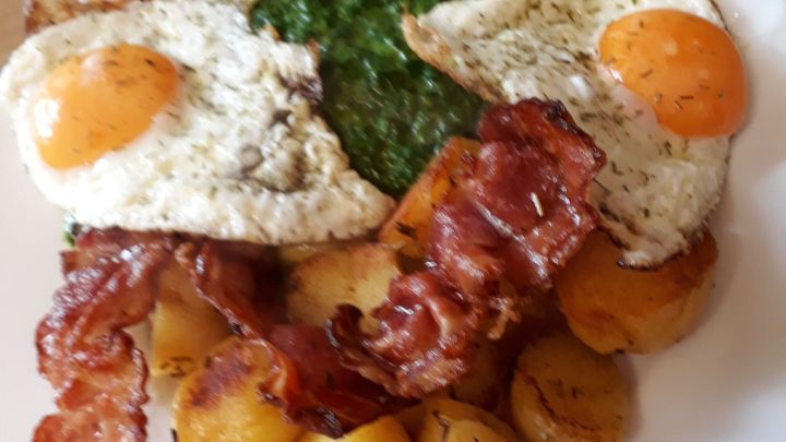 Bratkartoffeln mit Speck, Ei und Spinat: Bei diesem Anblick bekomme ich sofort wieder Appetit auf dieses einfache, aber sehr leckere Gericht.