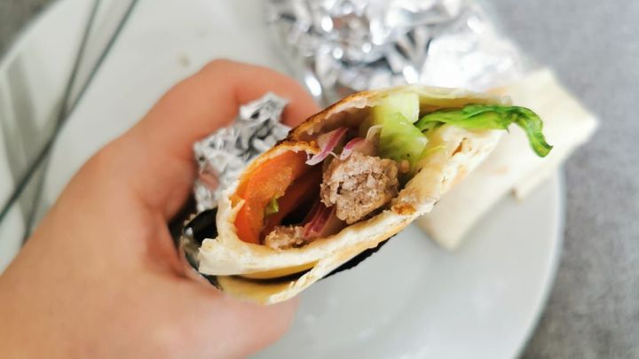 T&uuml;rkische Pizza l&auml;sst sich ganz einfach mit Tortilla-Wraps zubereiten und zugleich kann man super Reste verwerten.