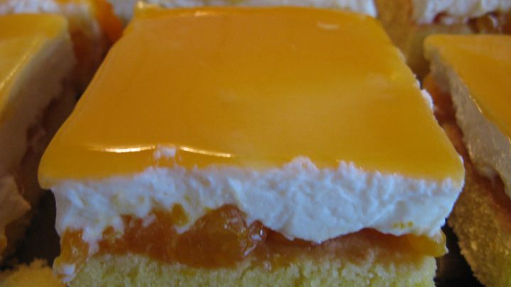 Mandarinen-Kuchen mit Sahne