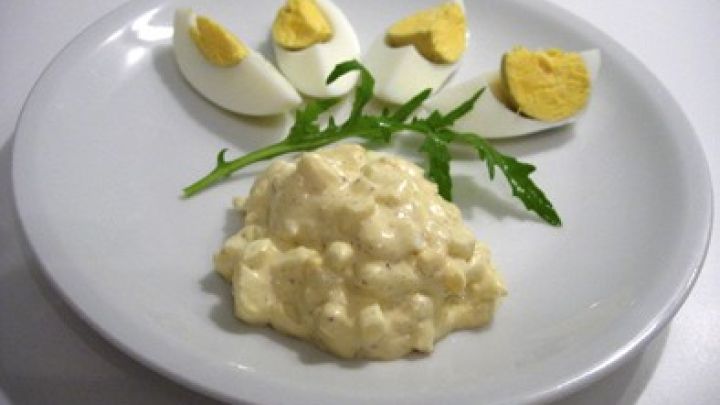Tramezzini mit Eieraufstrich und Rucola
