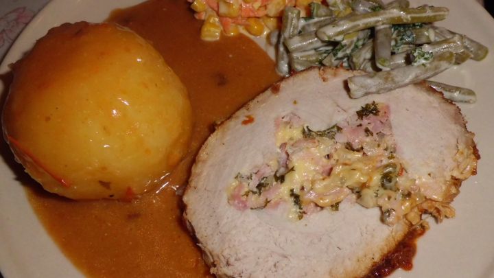 Herzhaft gef&uuml;llter Lachsbraten