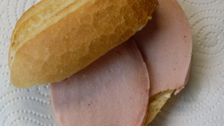 Warme Fleischwurst auf frischen Br&ouml;tchen