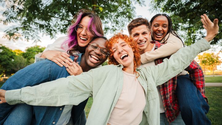 Neue Freunde finden ist im Erwachsenenalter gar nicht so einfach. Diese Tipps machen es dir leichter, neue Leute kennenzulernen.