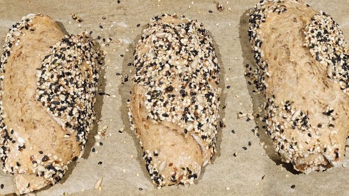 Die proteinreichen und schnellen Kornspitz lassen sich super einfach zubereiten und kommen ganz ohne Hefe aus.