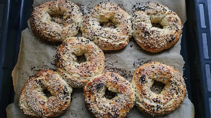 Fluffige Dinkel-Bagels in wenigen Minuten: einfacher Trick, kaum Aufwand – perfekt für spontane Gäste.
