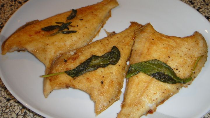 Plattfisch in Salbeibutter gebraten