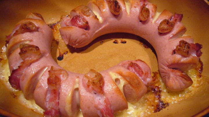 Fleischwurst mit rohem Schinken und K&auml;se &uuml;berbacken