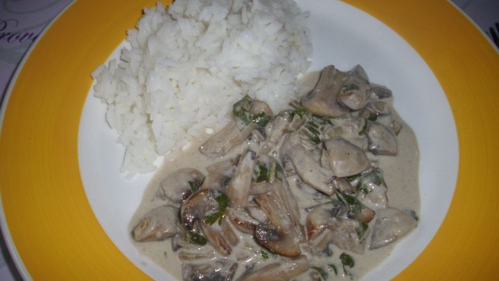 Gebratene Pilze in saurer Sahne