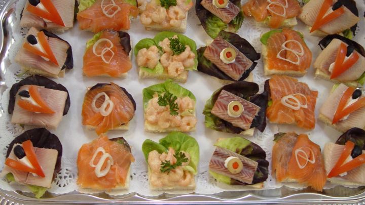Kalte Platten: Canapes mit Fisch
