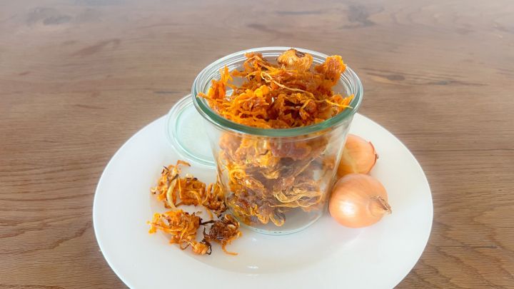 Knusprige R&ouml;stzwiebeln aus Pfanne, Ofen oder Airfryer: So gelingen dir diese goldbraunen Zwiebelringe.