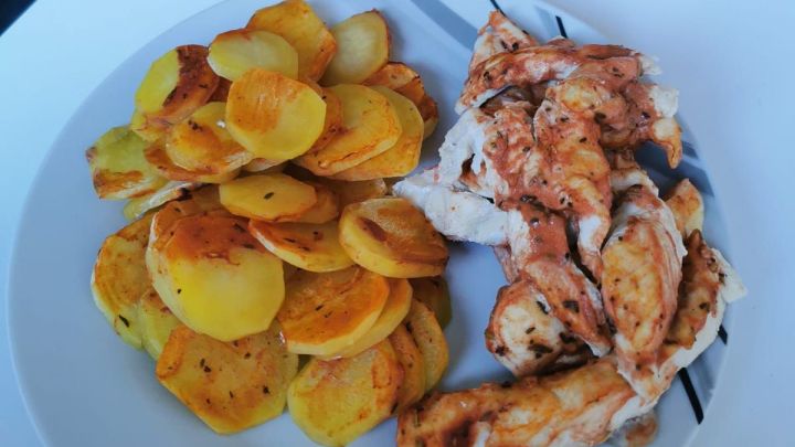 Orientalisches H&auml;hnchen mit Bratkartoffeln vom Blech, mariniert mit w&uuml;rziger Nacho-Joghurt-So&szlig;e.