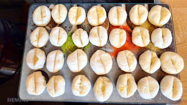 So sehen selbstgemachte Gnocchi aus dem Tipp &bdquo;Gnocchi selber machen&ldquo; aus &ndash; frisch geformt und bereit f&uuml;r den Kochtopf.