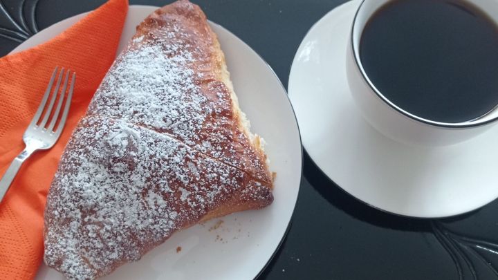 Quark-Apfeltaschen: Nach der Backzeit von 15 bis 20 Minuten &uuml;berstreut man die Taschen mit Puderzucker und kann sie zum Kaffee verzehren.